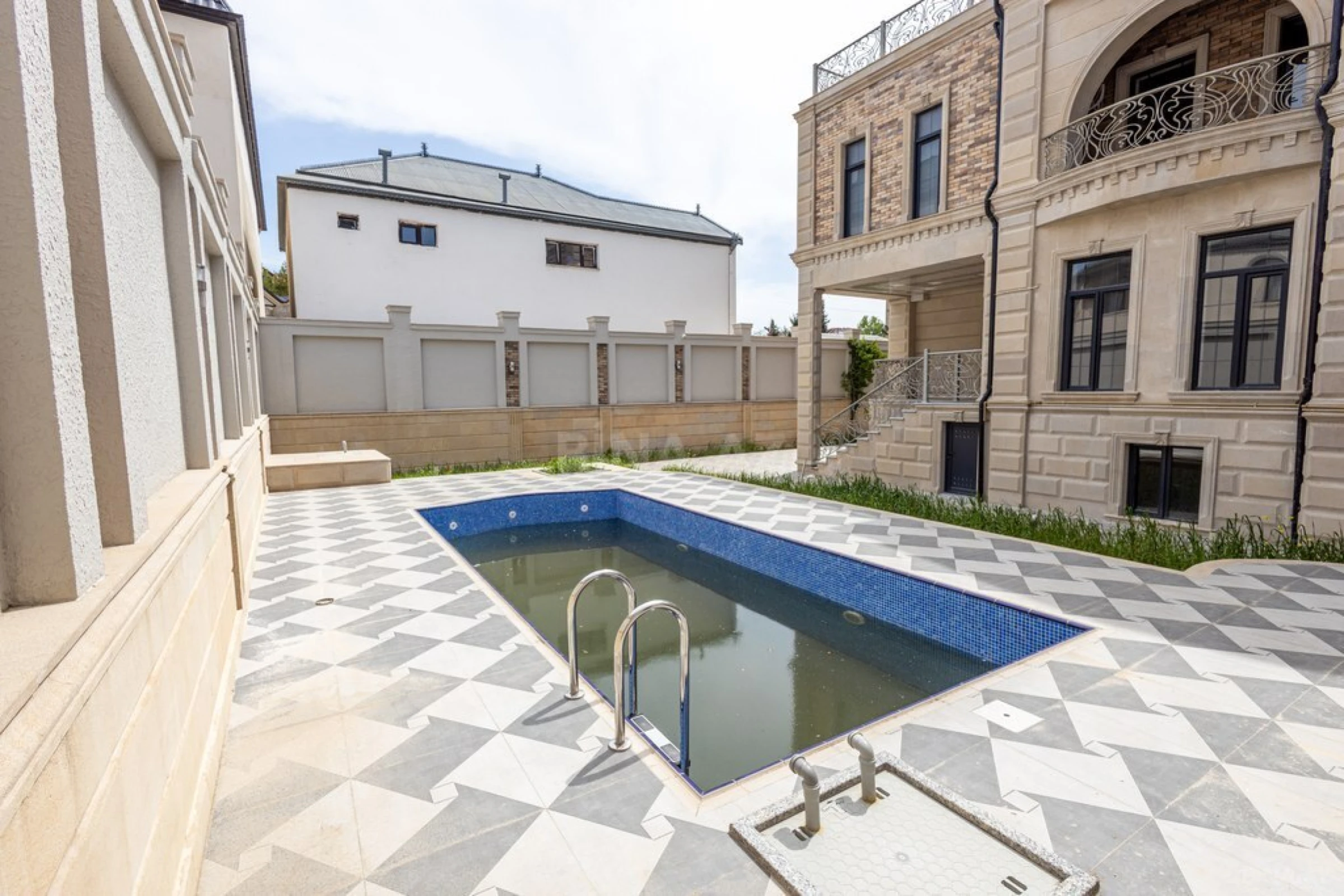 Satılır həyət evi 950 m²