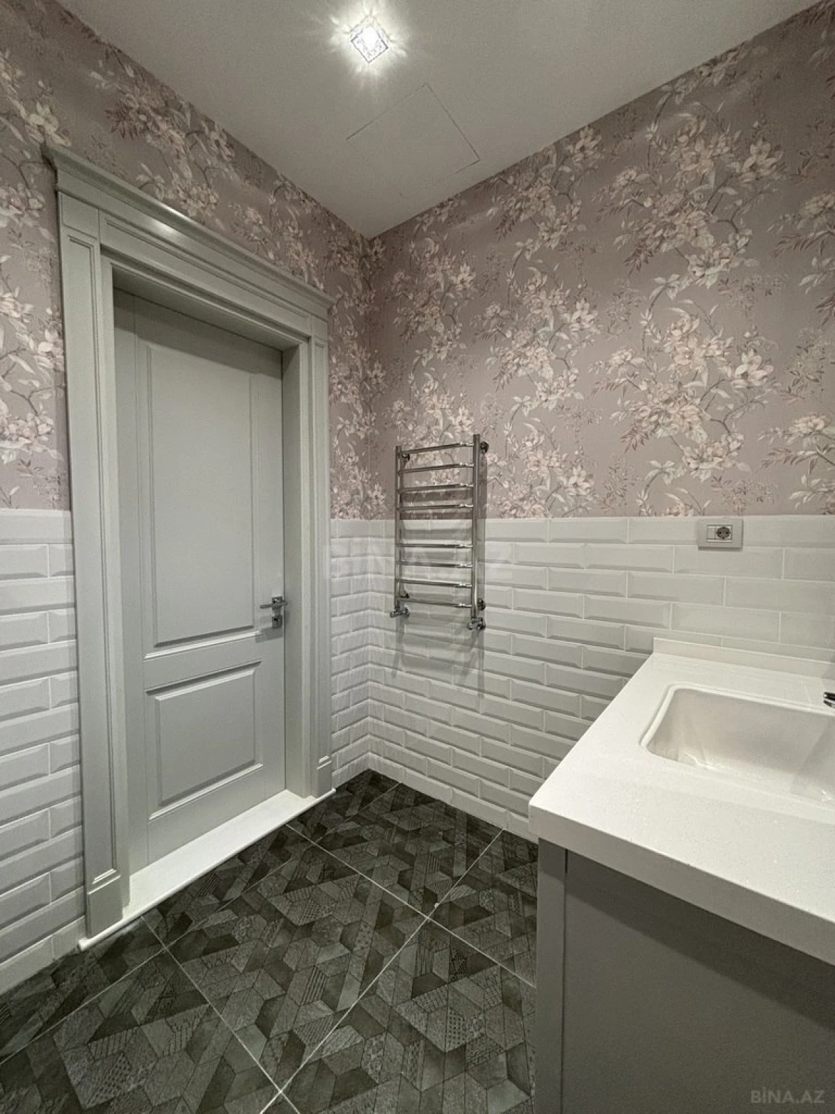 Satılır 5 otaqlı həyət evi 380 m²