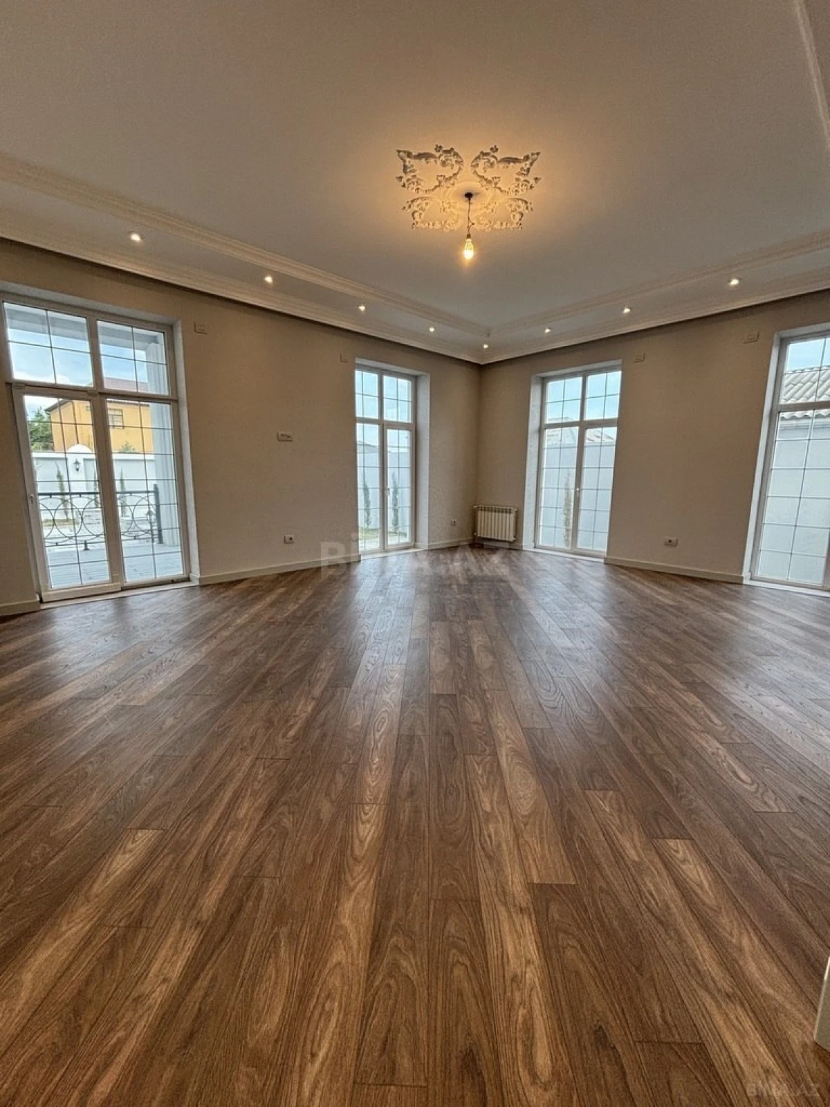 Satılır 5 otaqlı həyət evi 380 m²