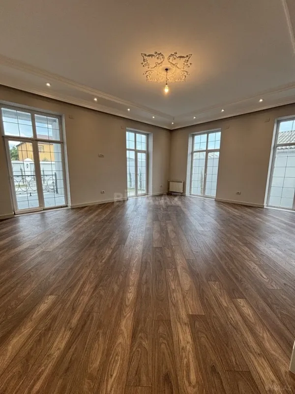 Satılır 5 otaqlı həyət evi 380 m²