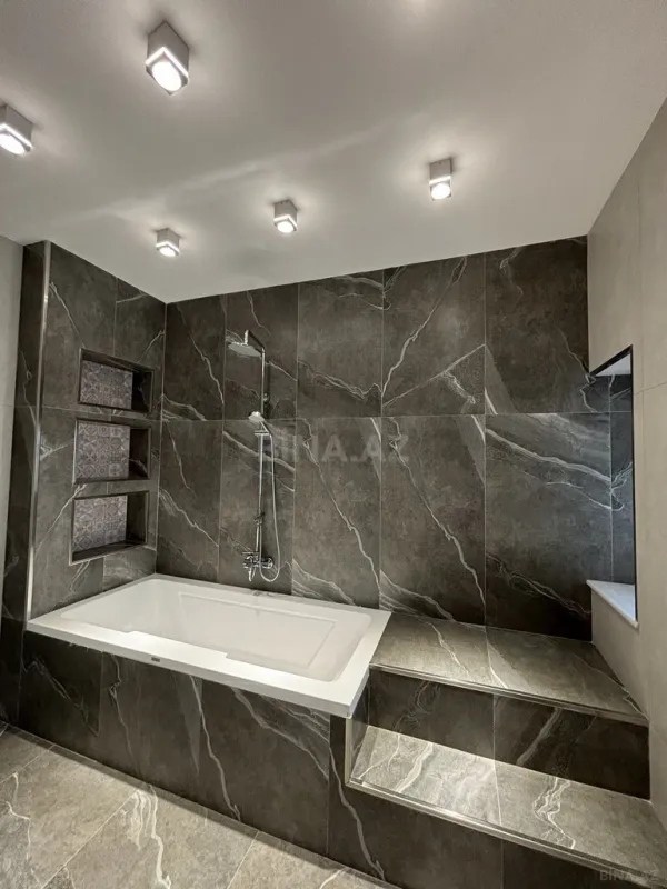 Satılır 5 otaqlı həyət evi 380 m²