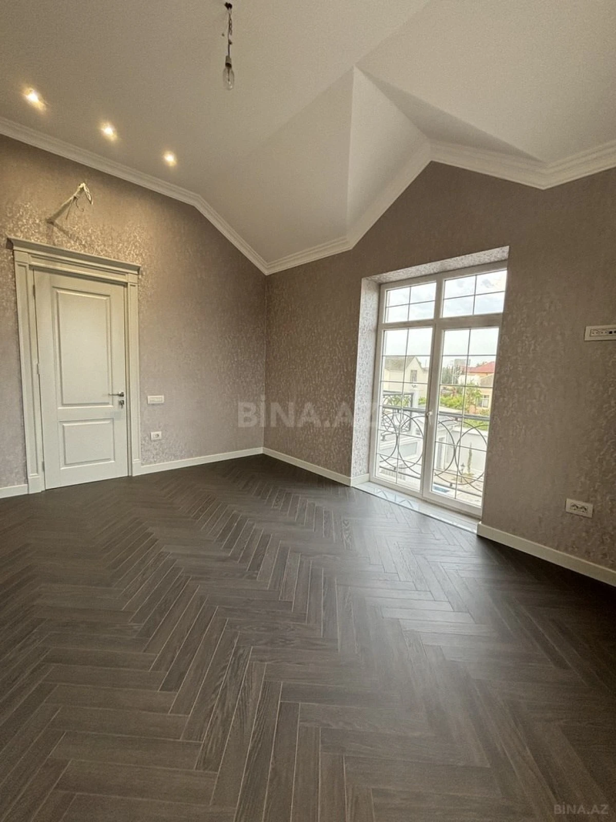Satılır 5 otaqlı həyət evi 380 m²