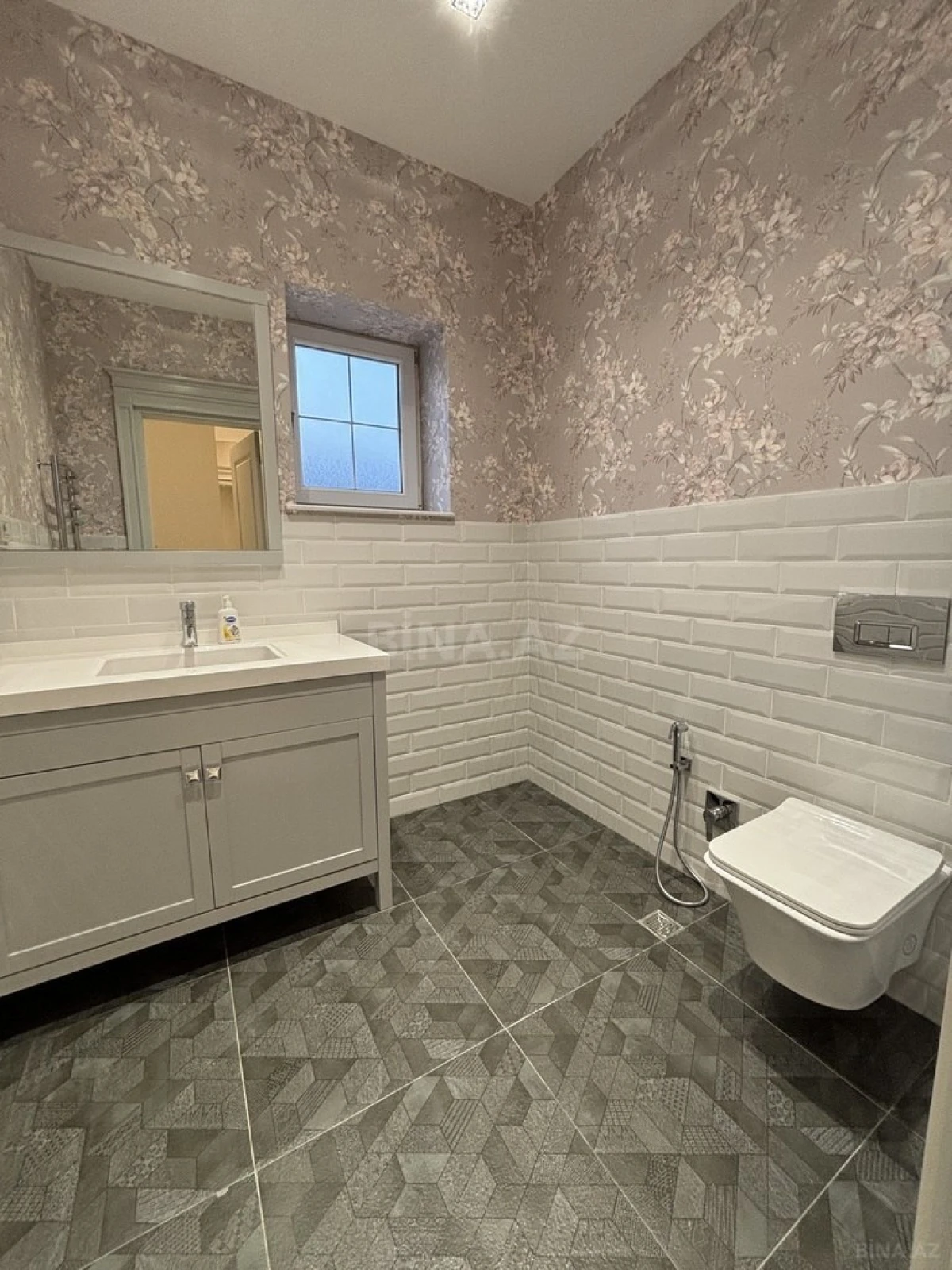 Satılır 5 otaqlı həyət evi 380 m²