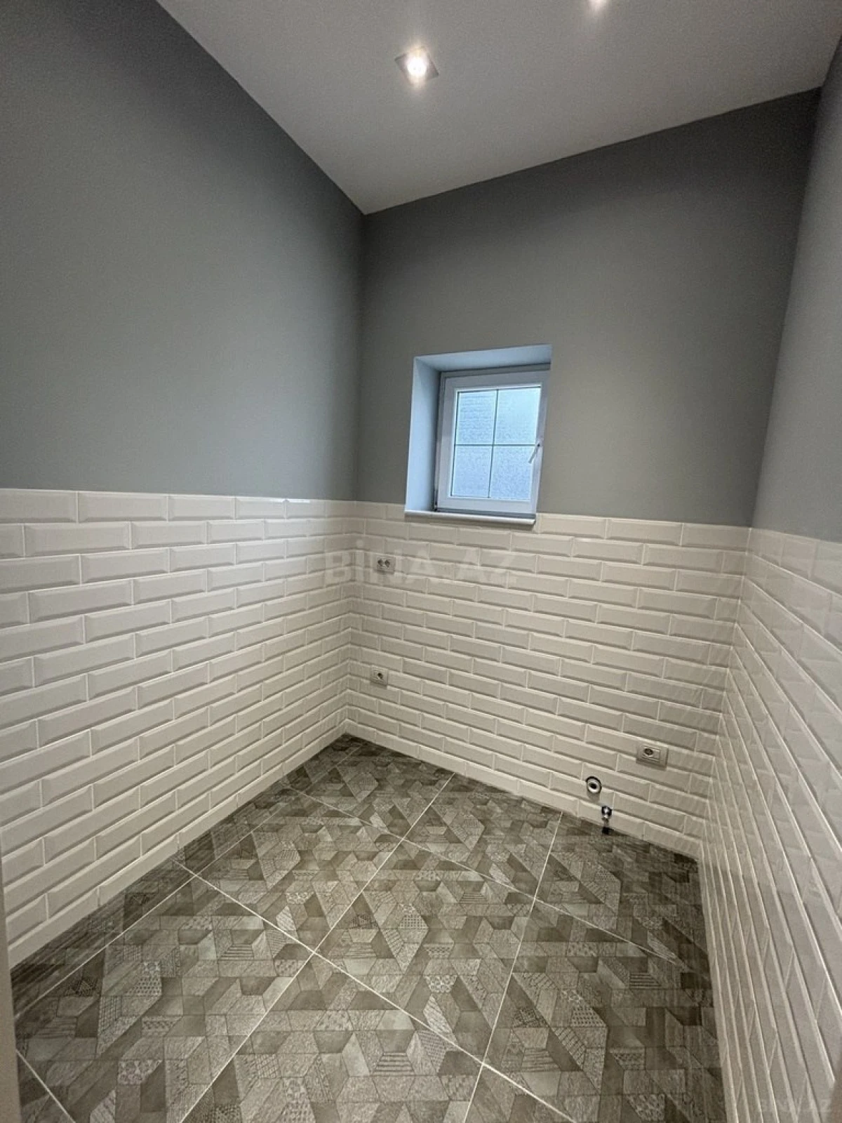 Satılır 5 otaqlı həyət evi 380 m²