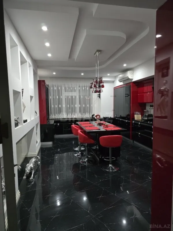 Satılır 4 otaqlı mənzil 217 m²