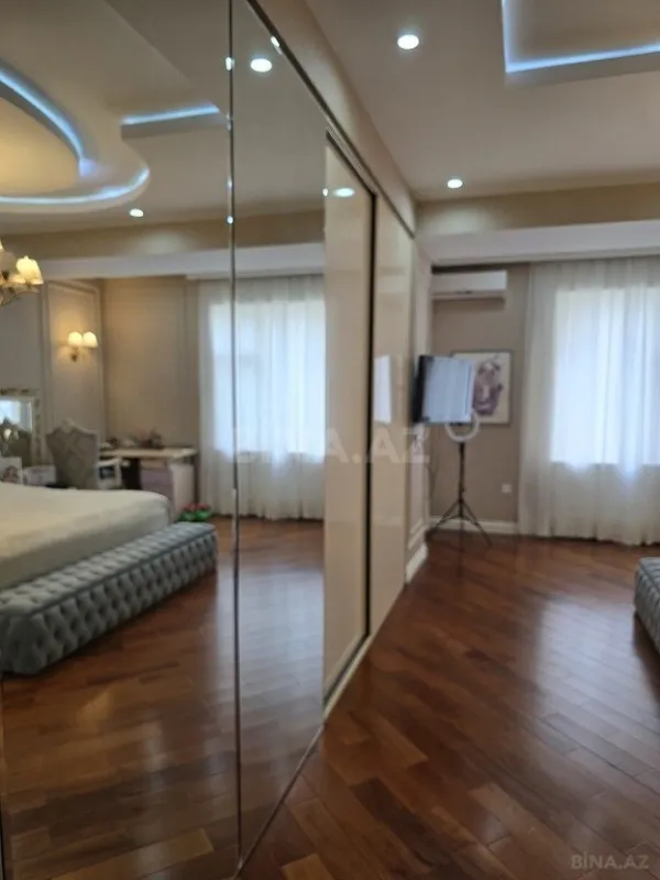 Satılır 4 otaqlı mənzil 217 m²