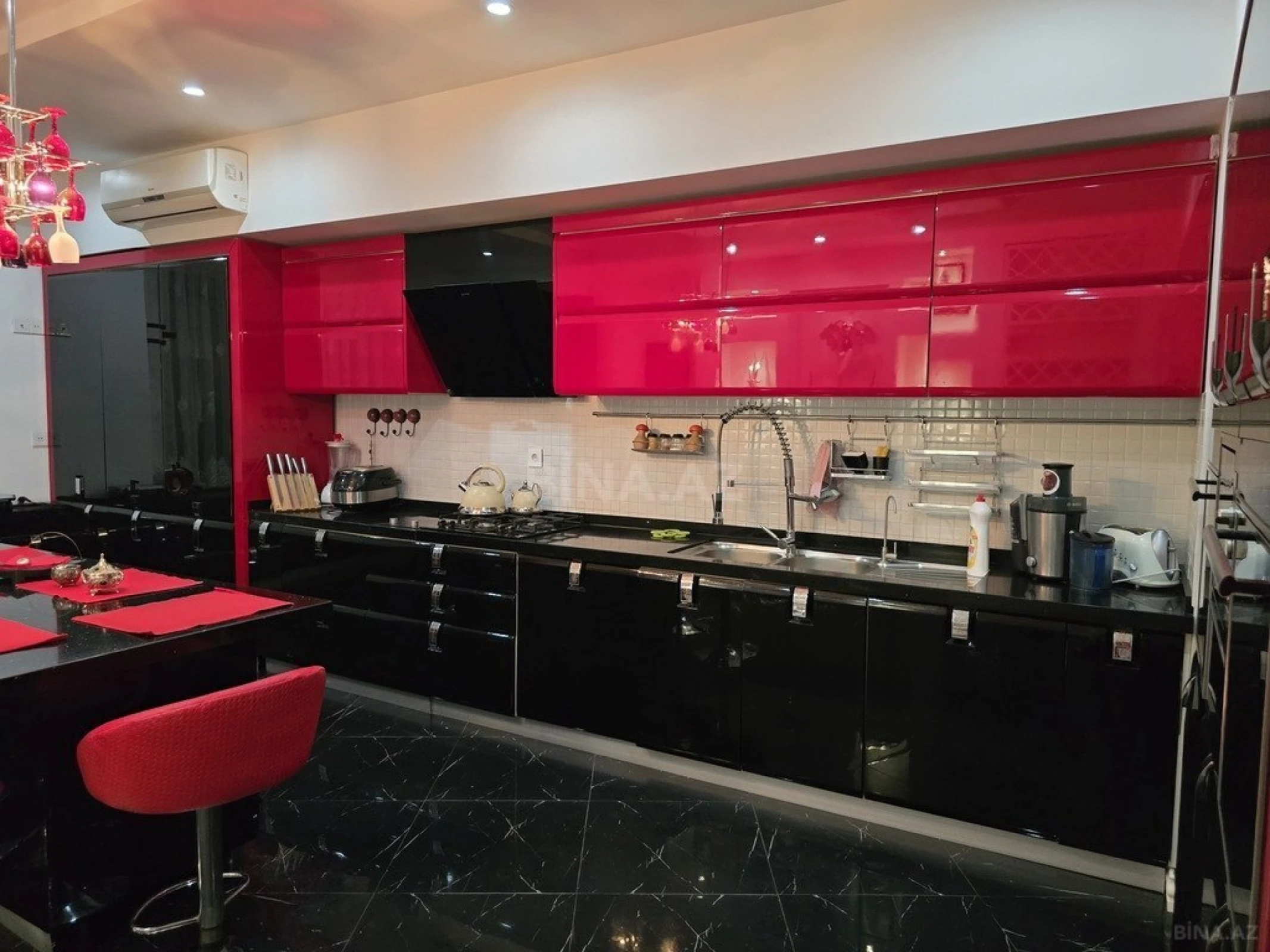 Satılır 4 otaqlı mənzil 217 m²