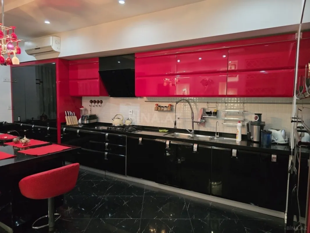 Satılır 4 otaqlı mənzil 217 m²