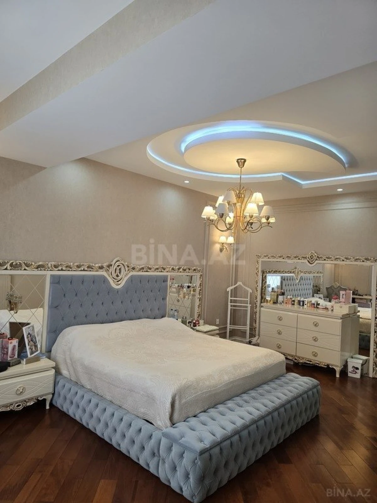 Satılır 4 otaqlı mənzil 217 m²