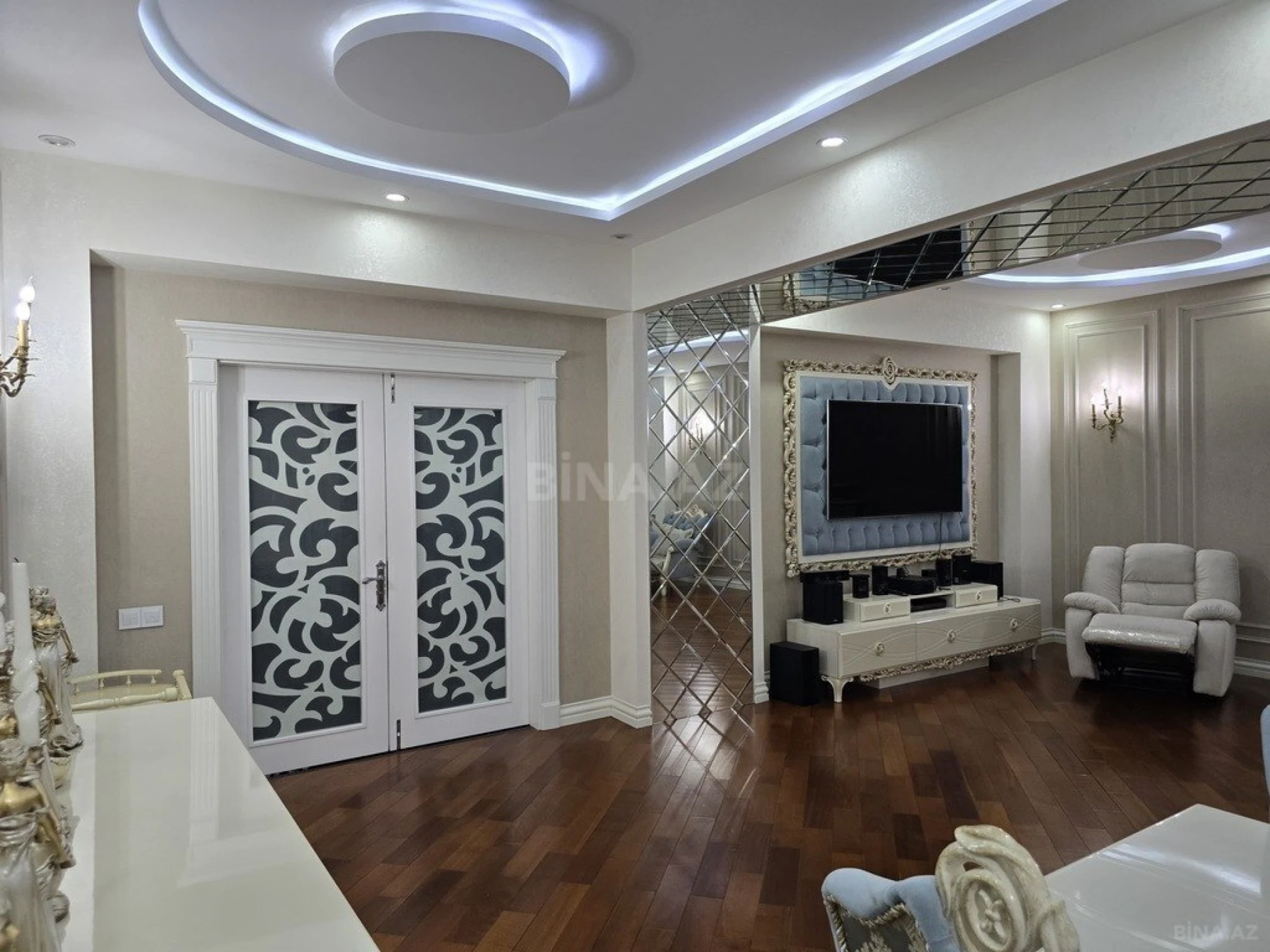 Satılır 4 otaqlı mənzil 217 m²