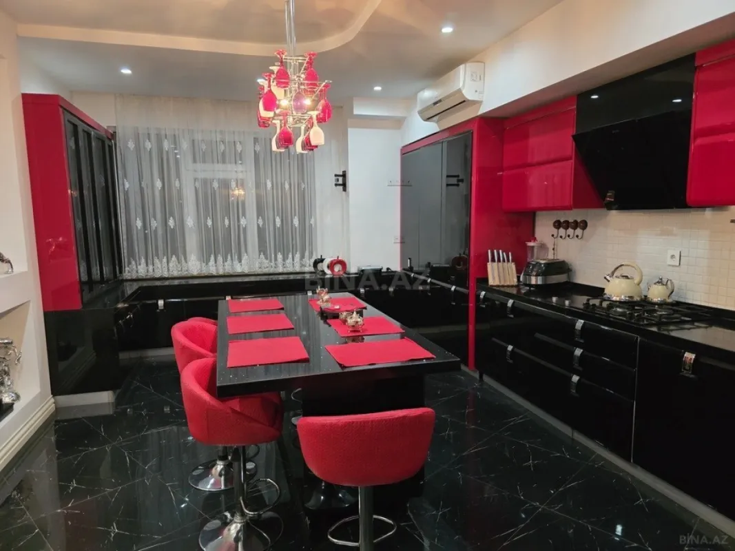 Satılır 4 otaqlı mənzil 217 m²