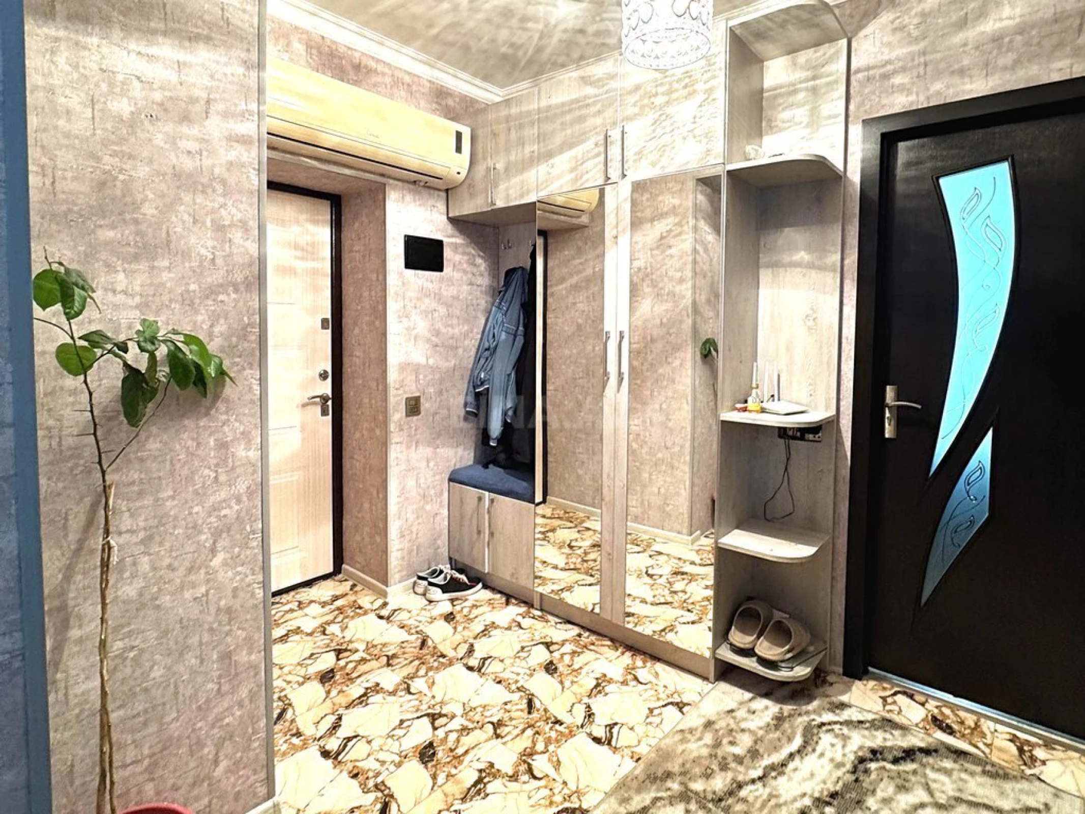 Satılır 4 otaqlı mənzil 95 m²