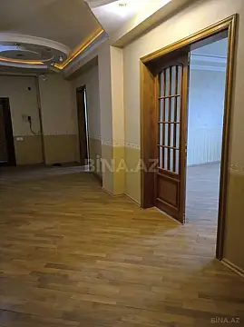 Satılır 4 otaqlı mənzil 157 m²