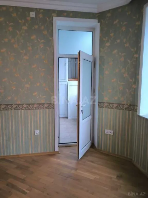 Satılır 4 otaqlı mənzil 157 m²