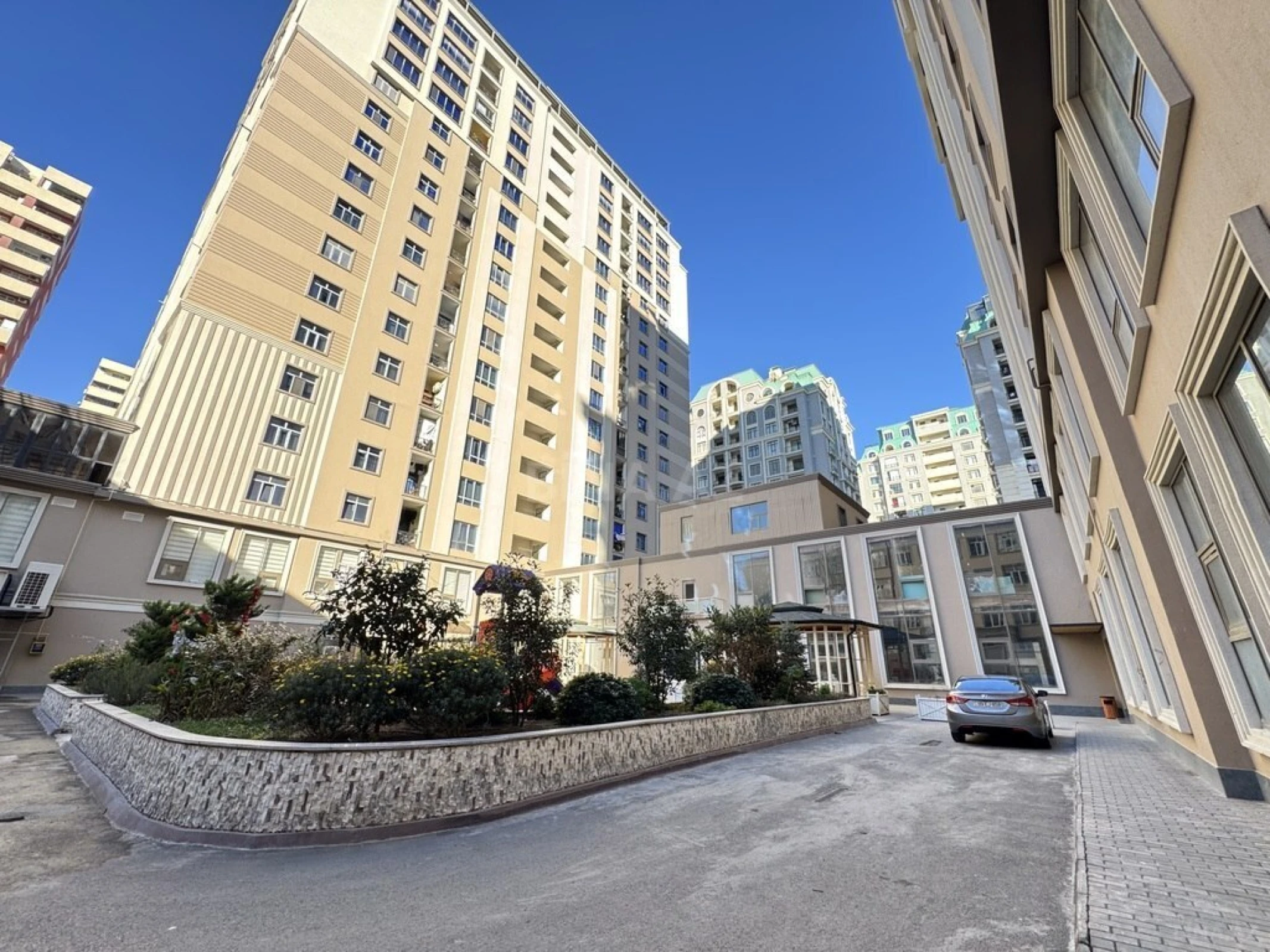Satılır 3 otaqlı mənzil 154 m²