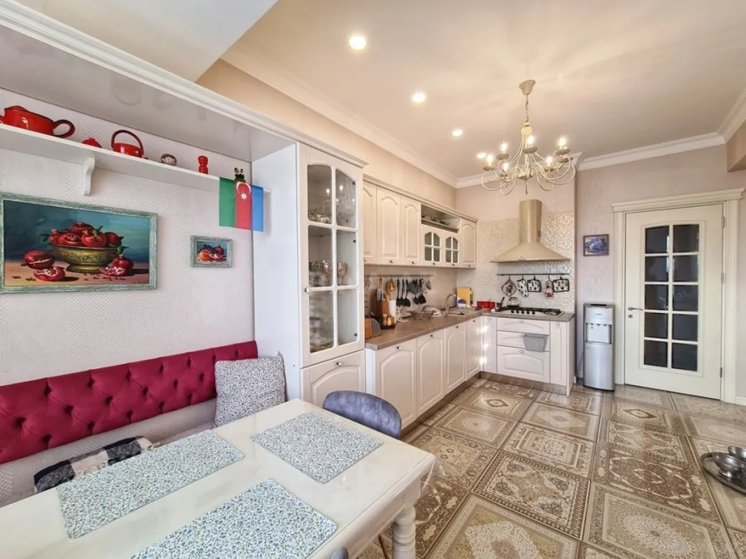 Satılır 4 otaqlı mənzil 170 m²