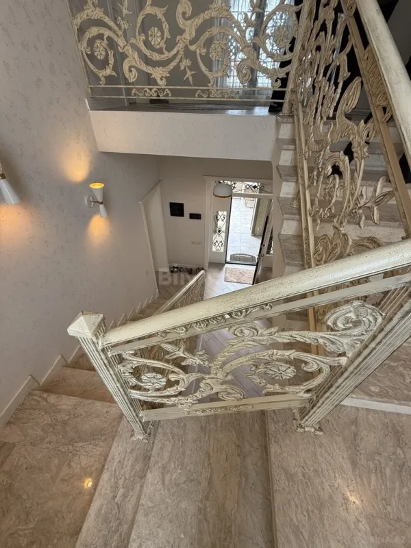 Kirayə verilir 6 otaqlı həyət evi 560 m²