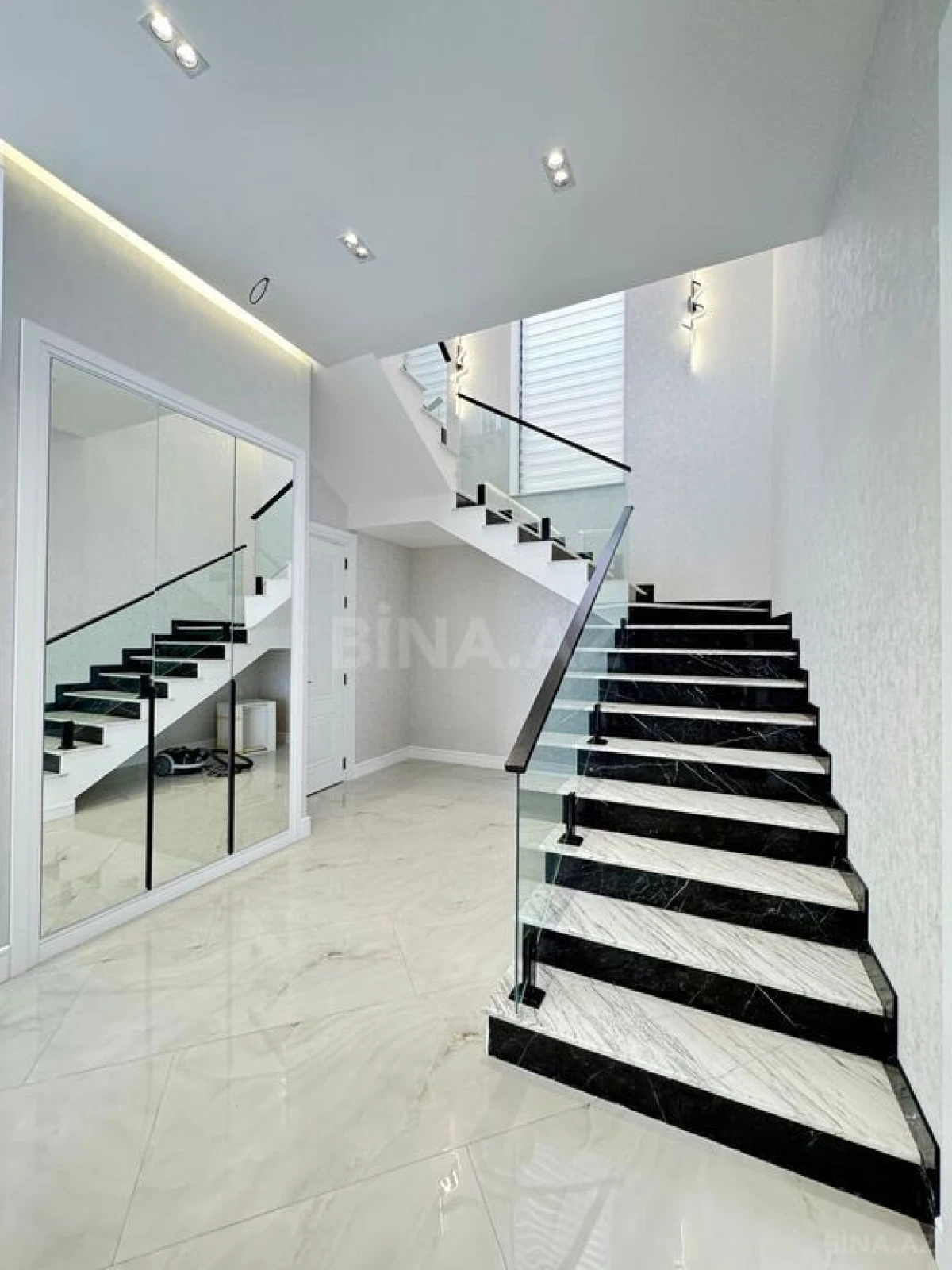 Satılır 5 otaqlı həyət evi 200 m²