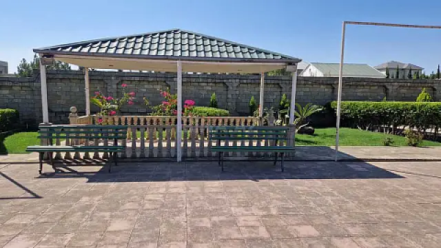 Satılır 4 otaqlı həyət evi 200 m²