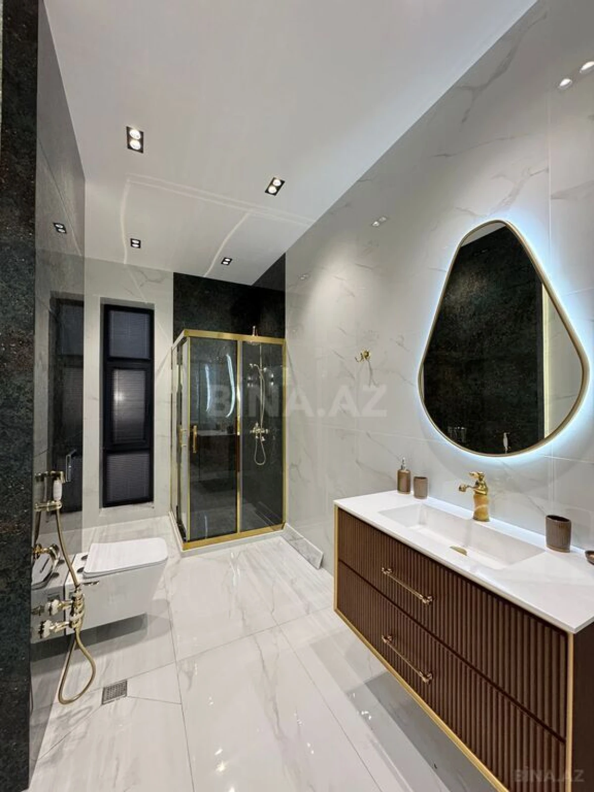 Satılır 5 otaqlı həyət evi 250 m²