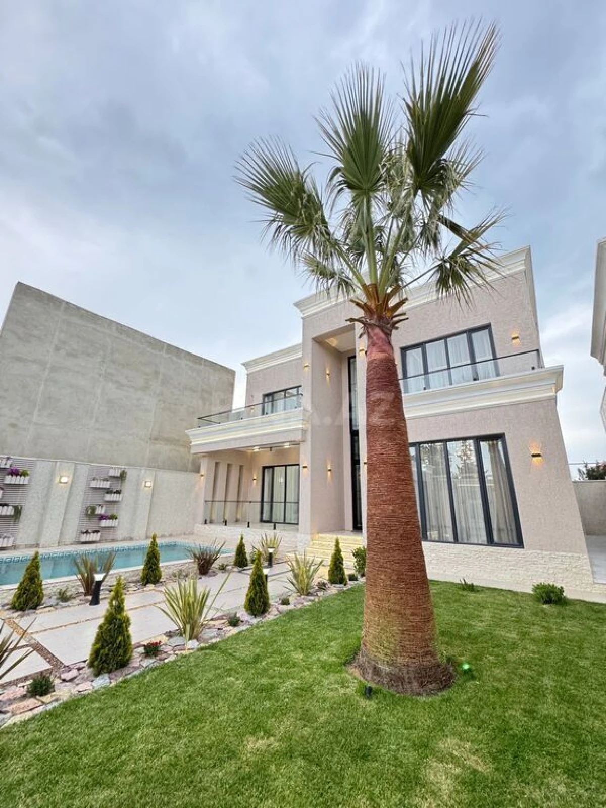 Satılır 5 otaqlı həyət evi 250 m²