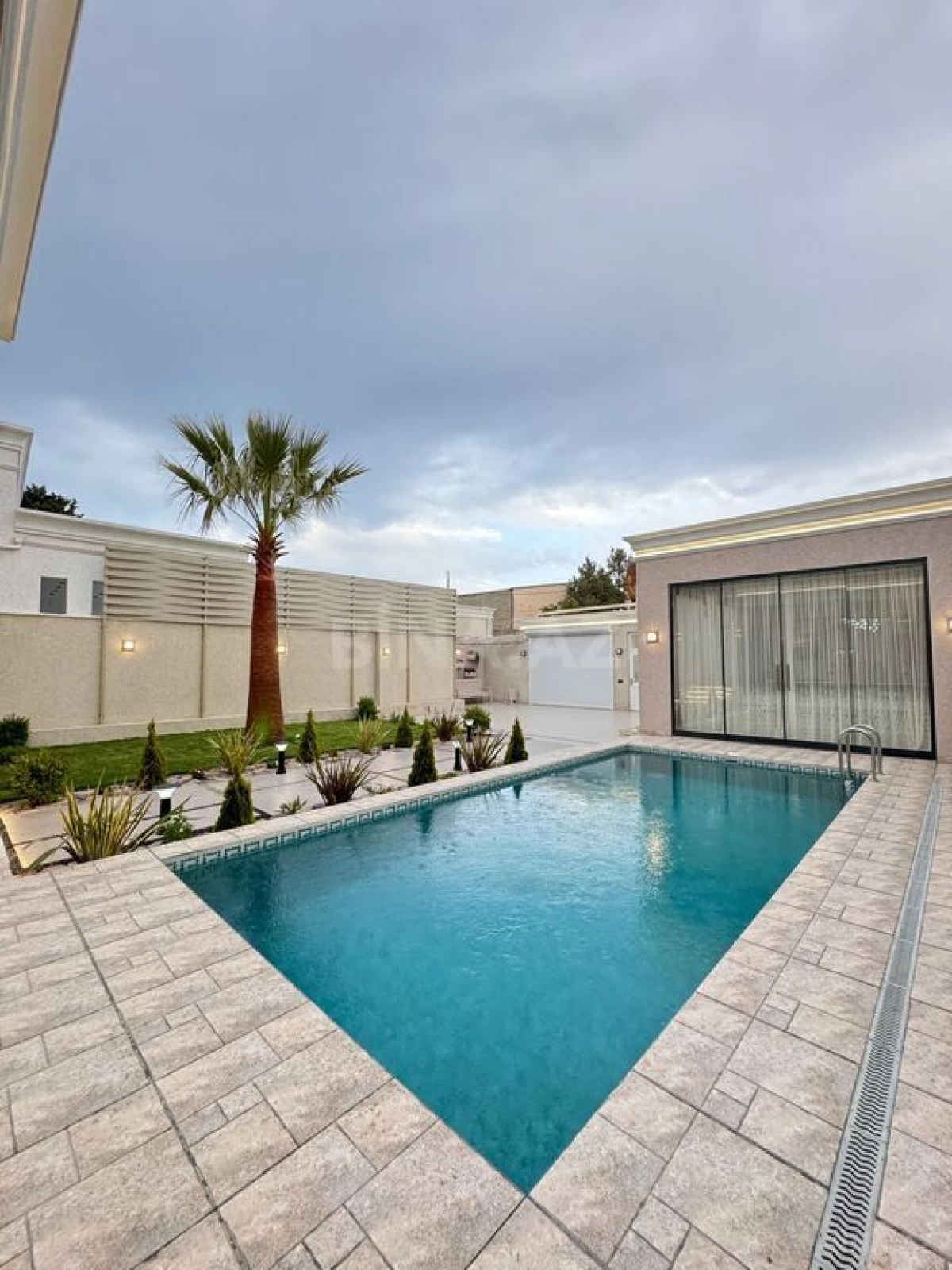 Satılır 5 otaqlı həyət evi 250 m²