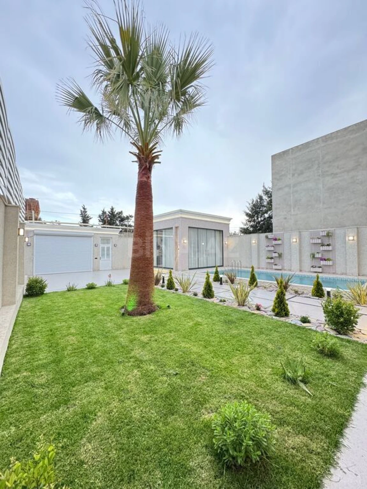 Satılır 5 otaqlı həyət evi 250 m²