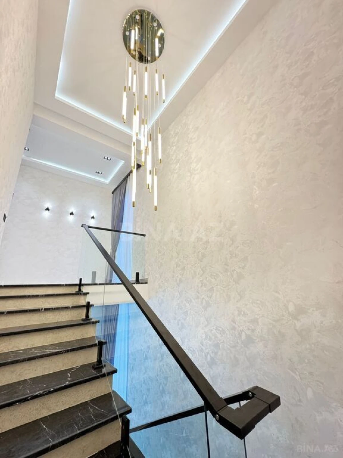 Satılır 5 otaqlı həyət evi 250 m²