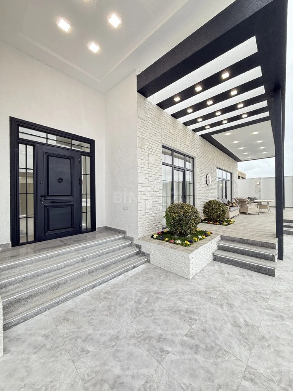 Satılır 5 otaqlı həyət evi 265 m²