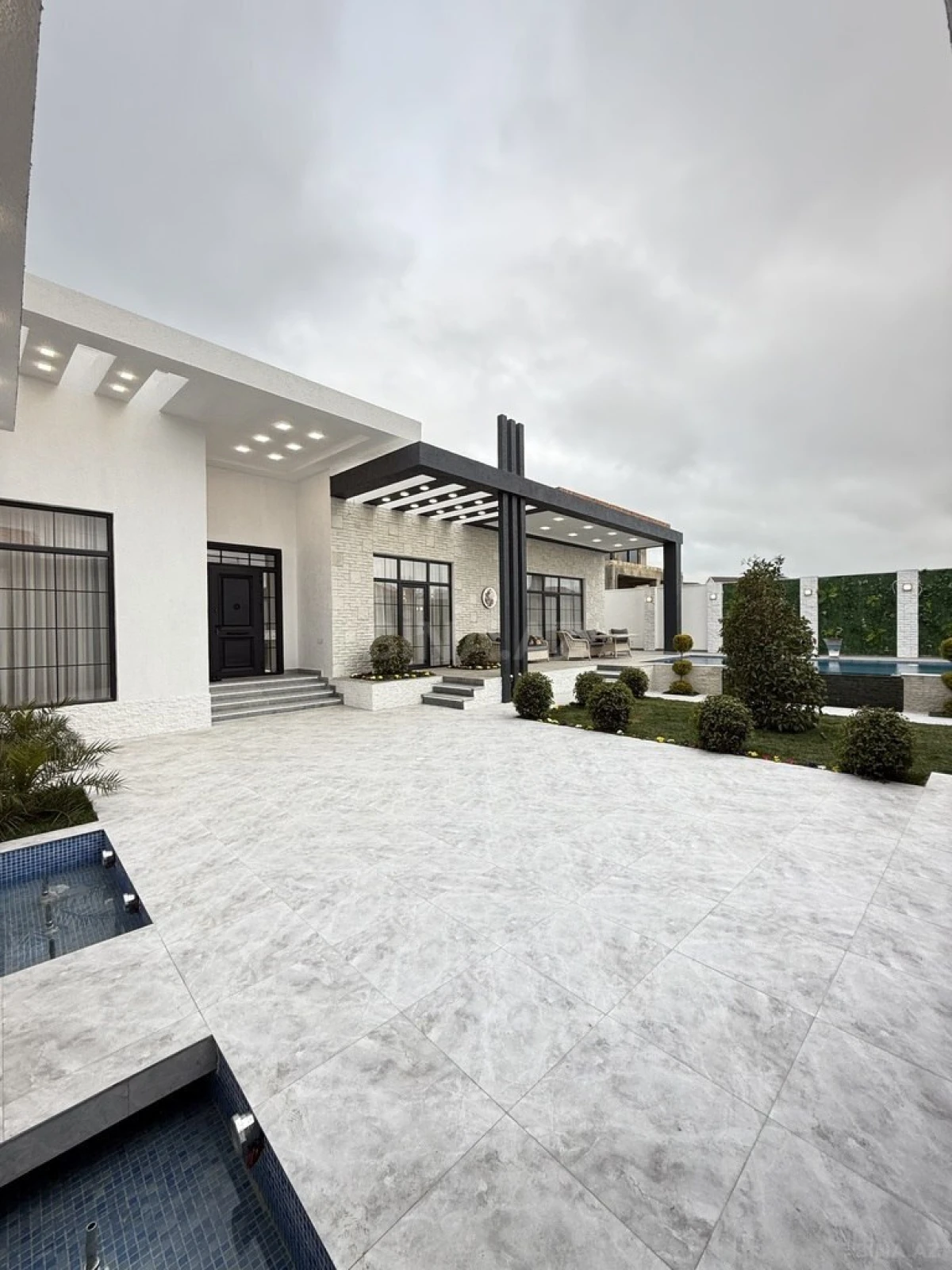 Satılır 5 otaqlı həyət evi 265 m²