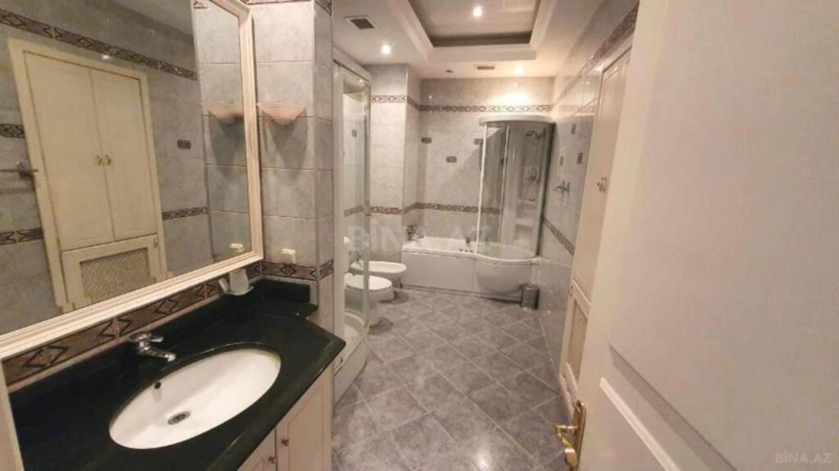 Satılır obyekt 880 m²