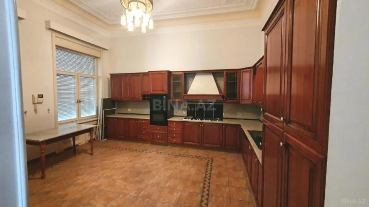 Satılır obyekt 880 m²