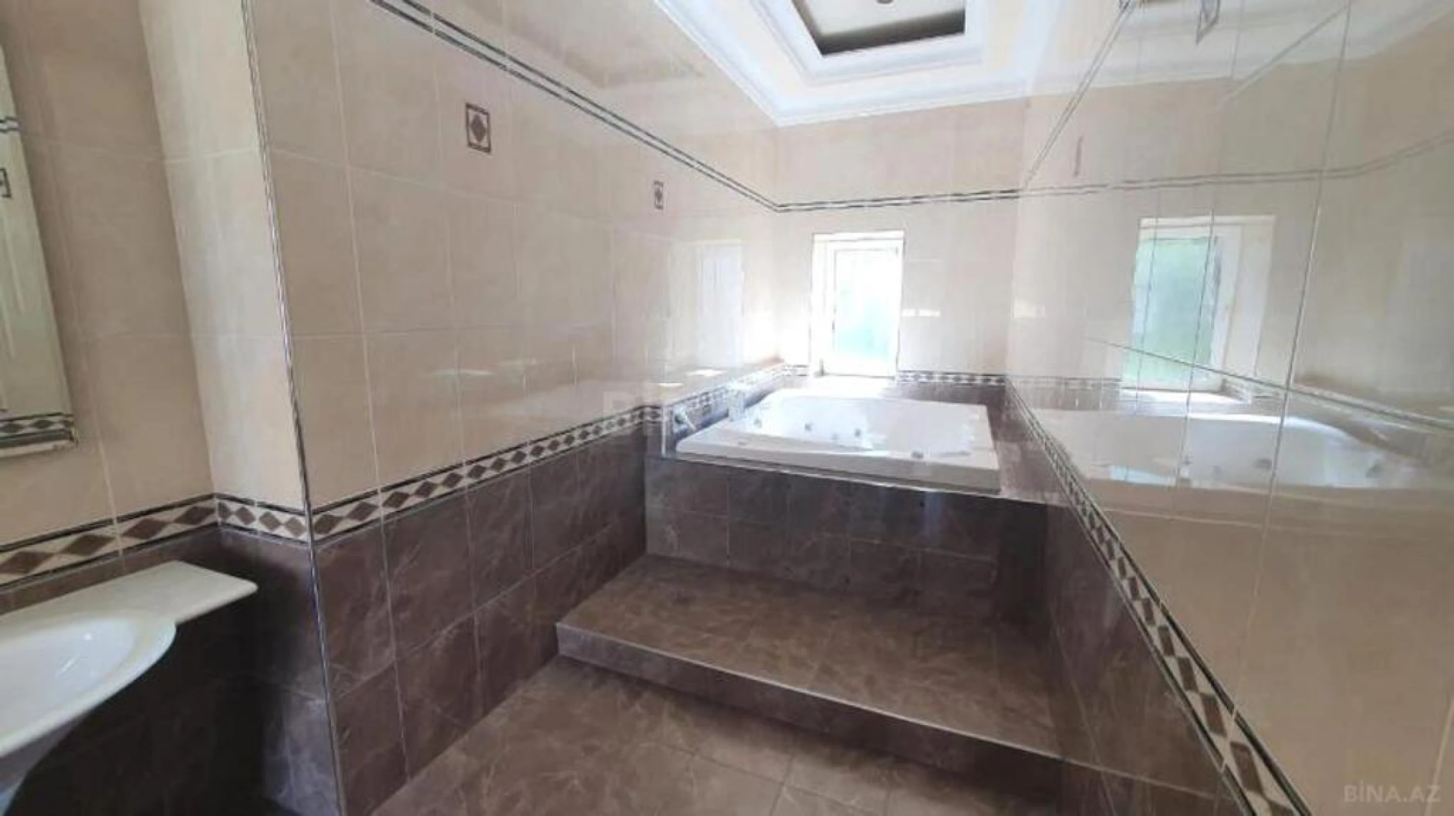 Satılır obyekt 880 m²