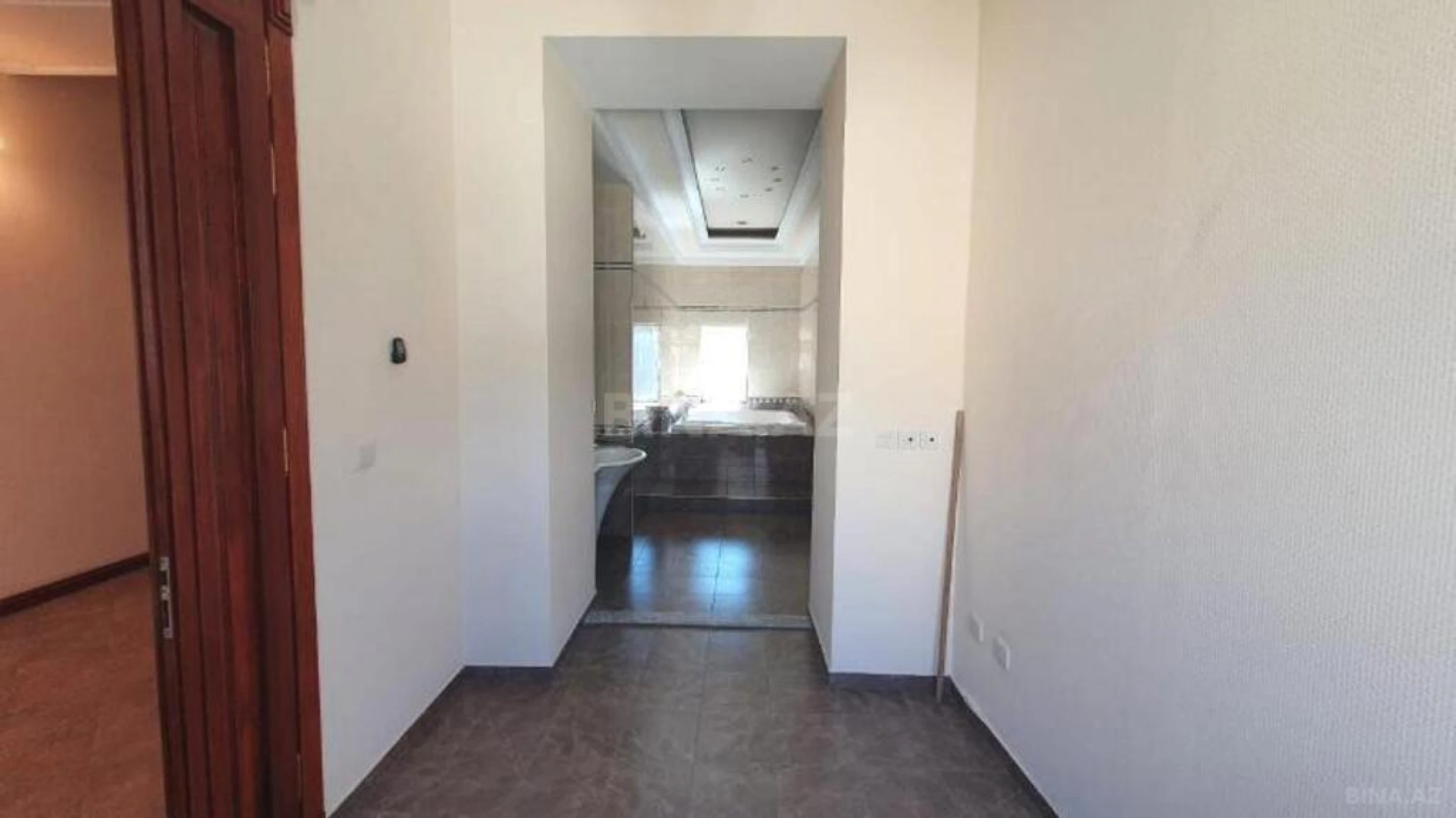 Satılır obyekt 880 m²