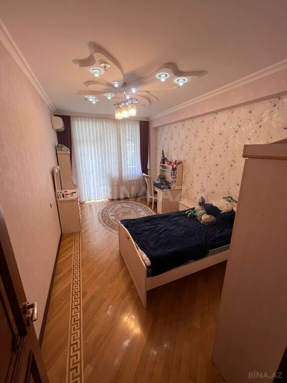 Satılır 4 otaqlı mənzil 192 m²