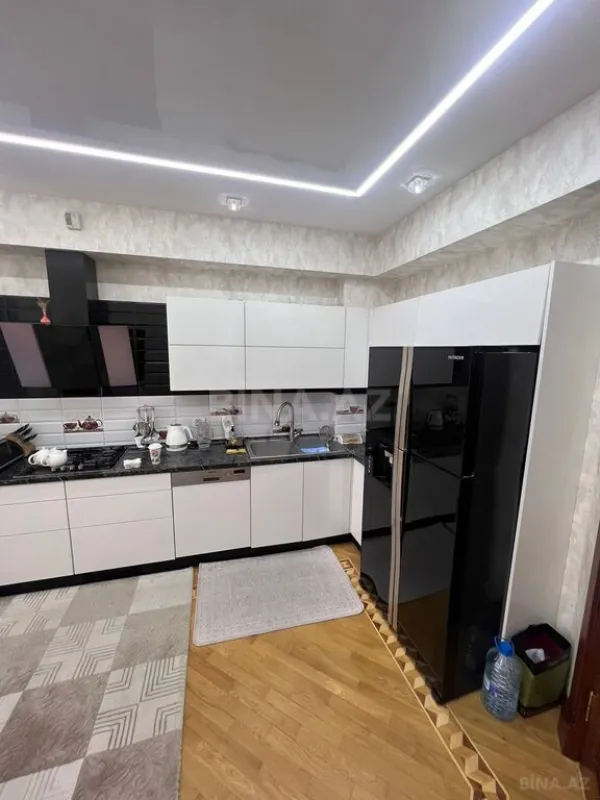 Satılır 4 otaqlı mənzil 192 m²