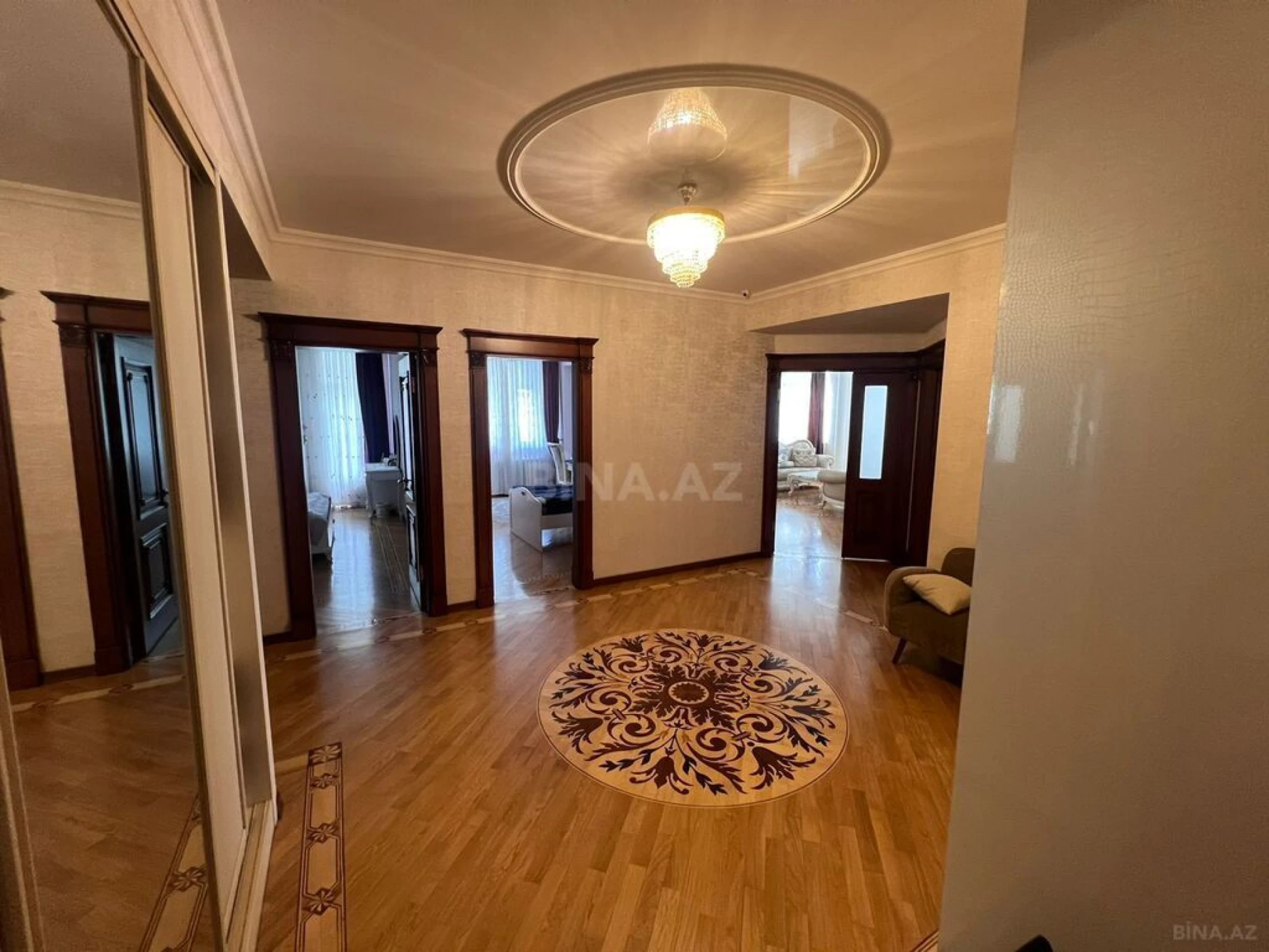 Satılır 4 otaqlı mənzil 192 m²