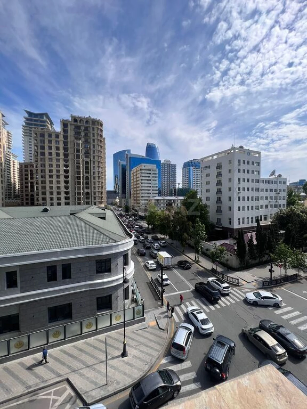 Satılır 4 otaqlı mənzil 192 m²