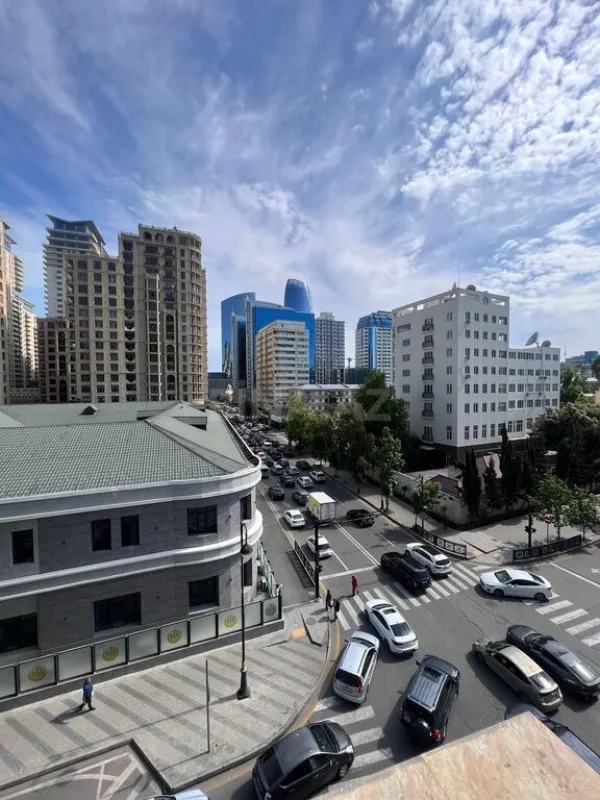 Satılır 4 otaqlı mənzil 192 m²