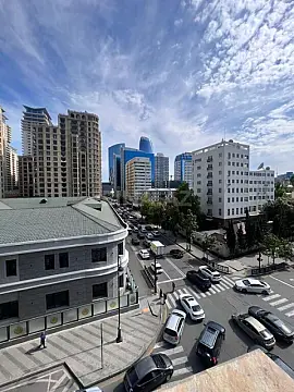 Satılır 4 otaqlı mənzil 192 m²