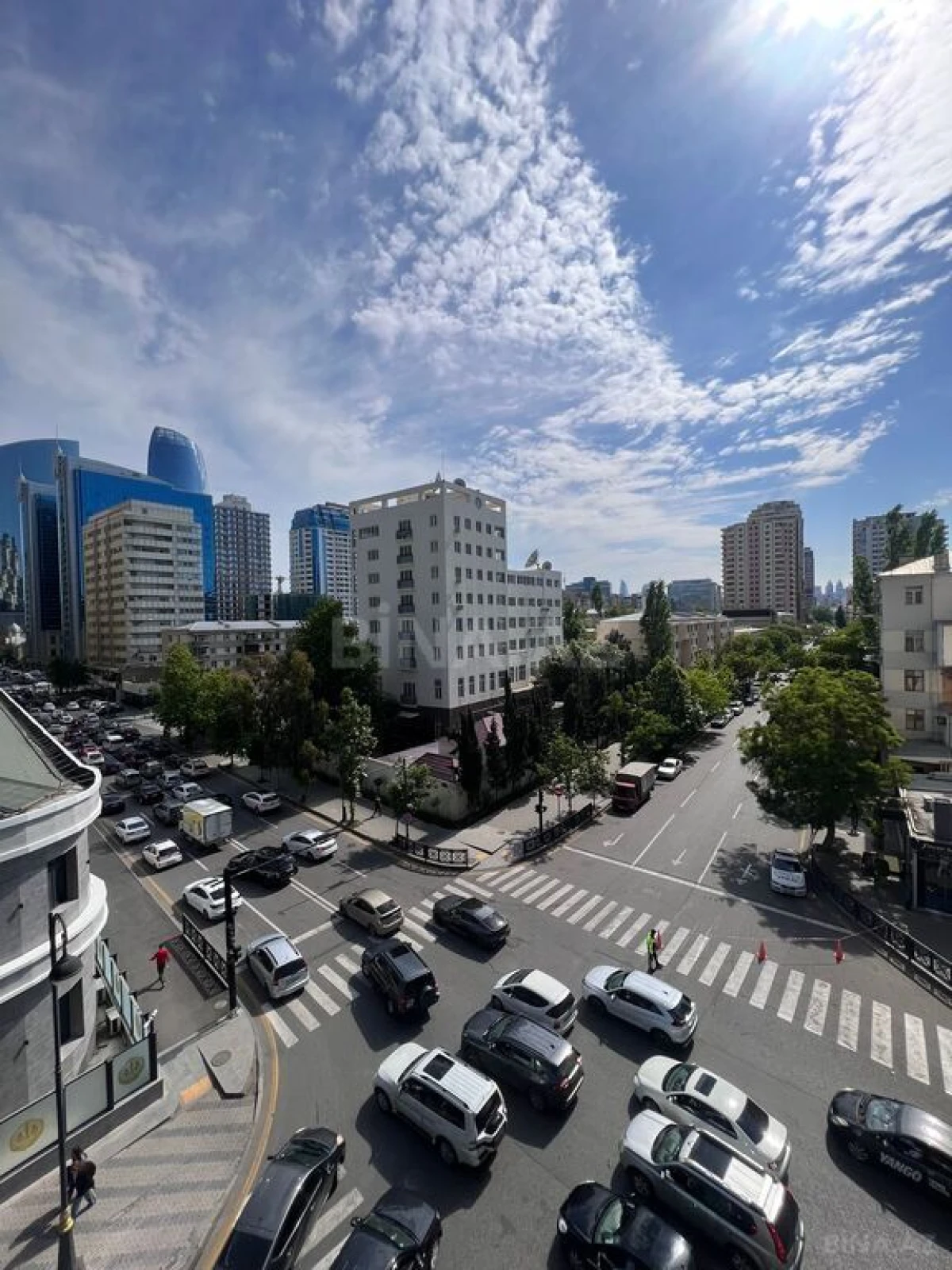 Satılır 4 otaqlı mənzil 192 m²