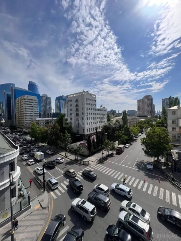 Satılır 4 otaqlı mənzil 192 m²