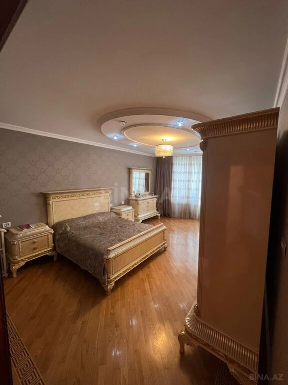 Satılır 4 otaqlı mənzil 192 m²