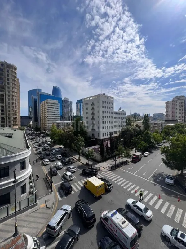 Satılır 4 otaqlı mənzil 192 m²