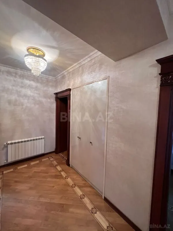 Satılır 4 otaqlı mənzil 192 m²