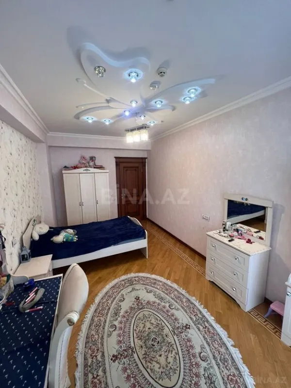 Satılır 4 otaqlı mənzil 192 m²