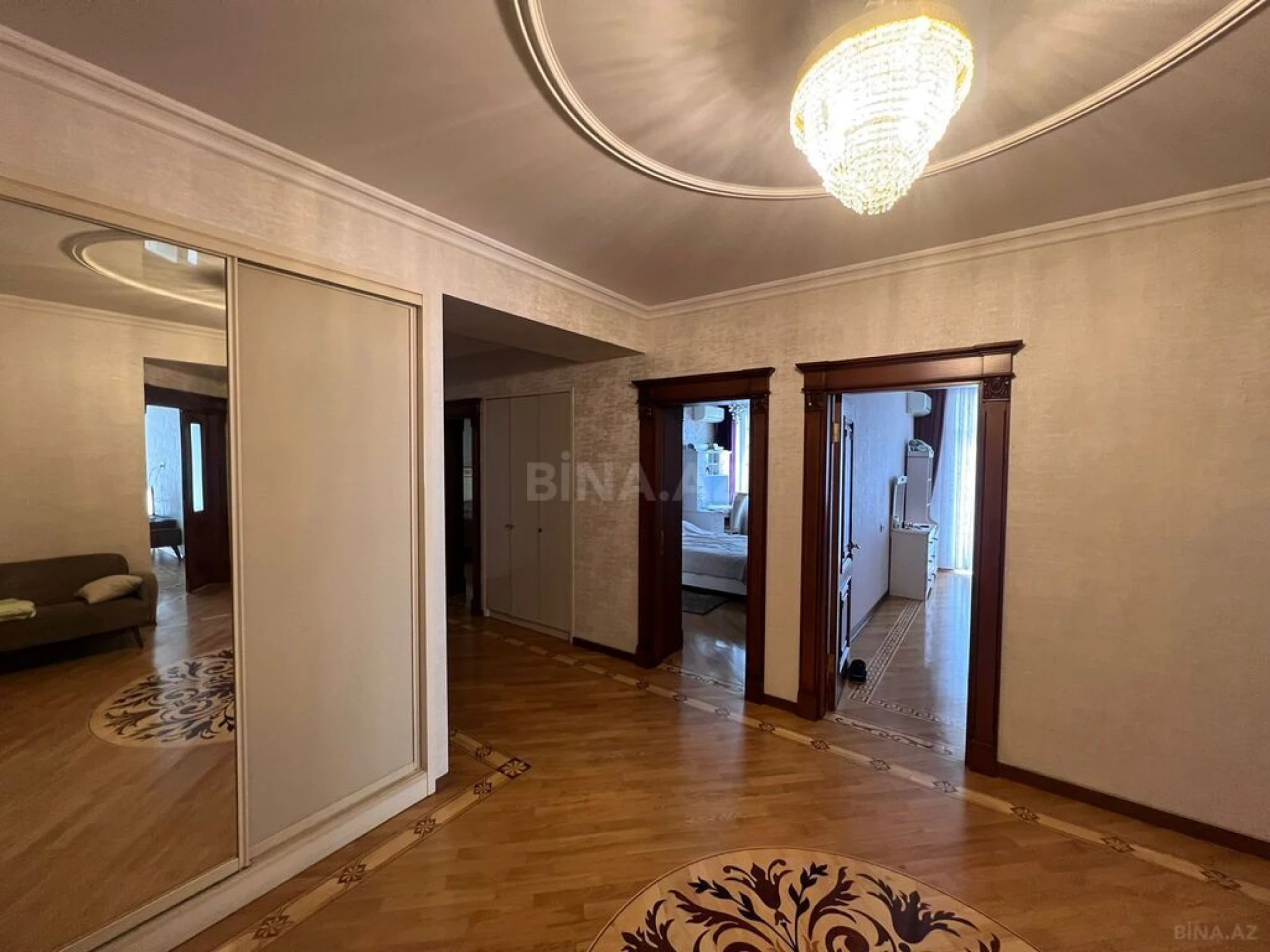 Satılır 4 otaqlı mənzil 192 m²