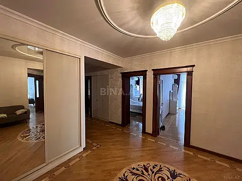 Satılır 4 otaqlı mənzil 192 m²