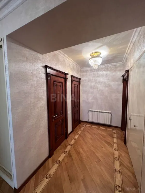 Satılır 4 otaqlı mənzil 192 m²
