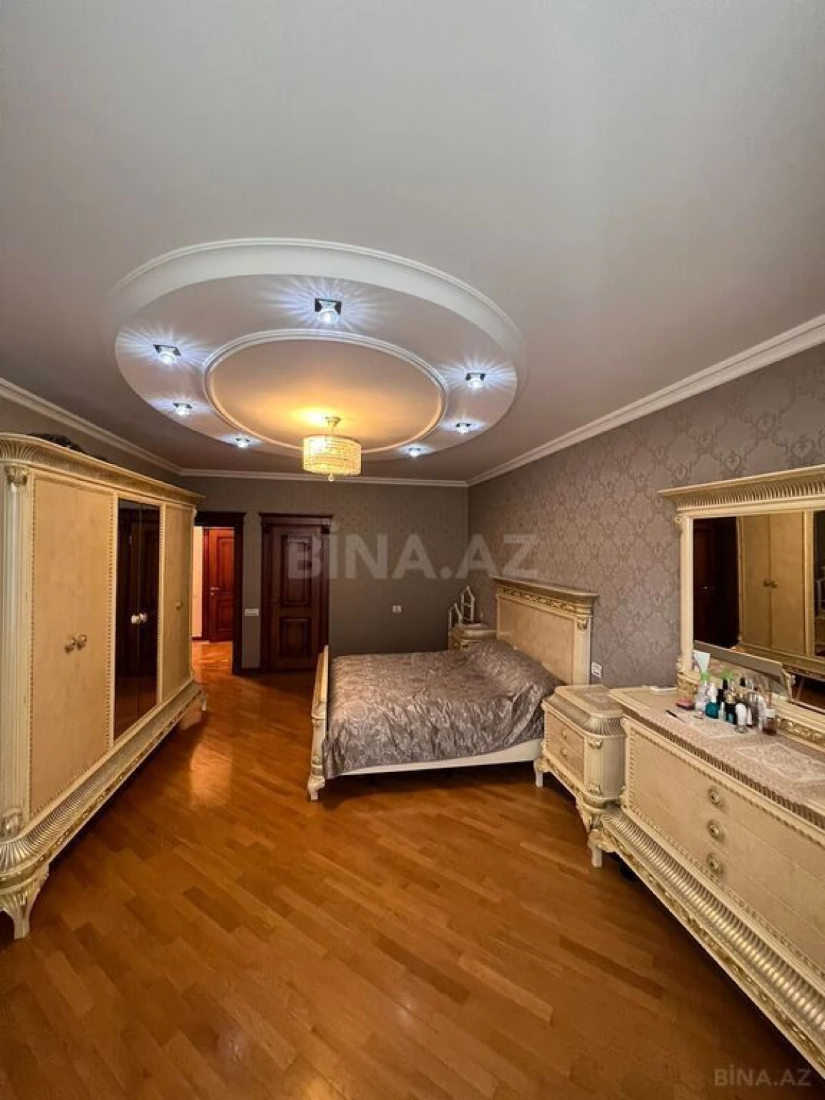 Satılır 4 otaqlı mənzil 192 m²